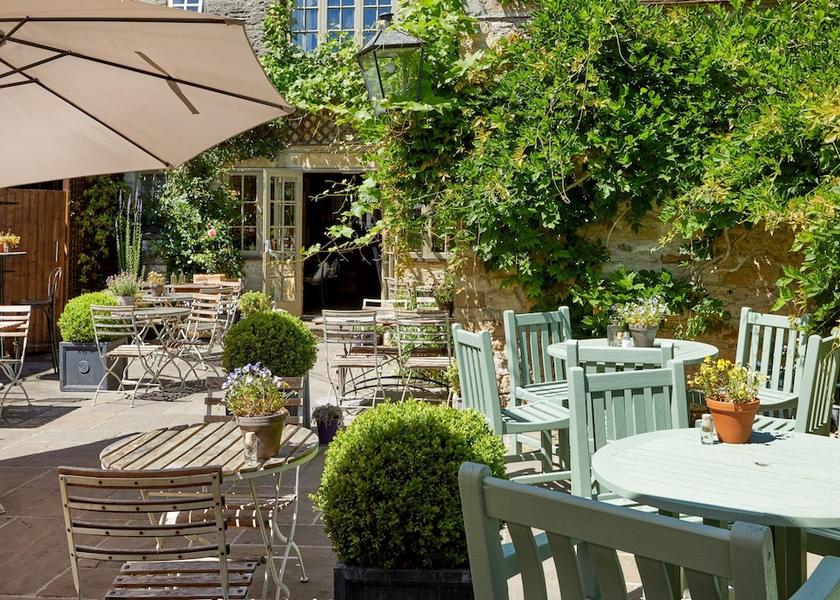 England Burford Courtyard