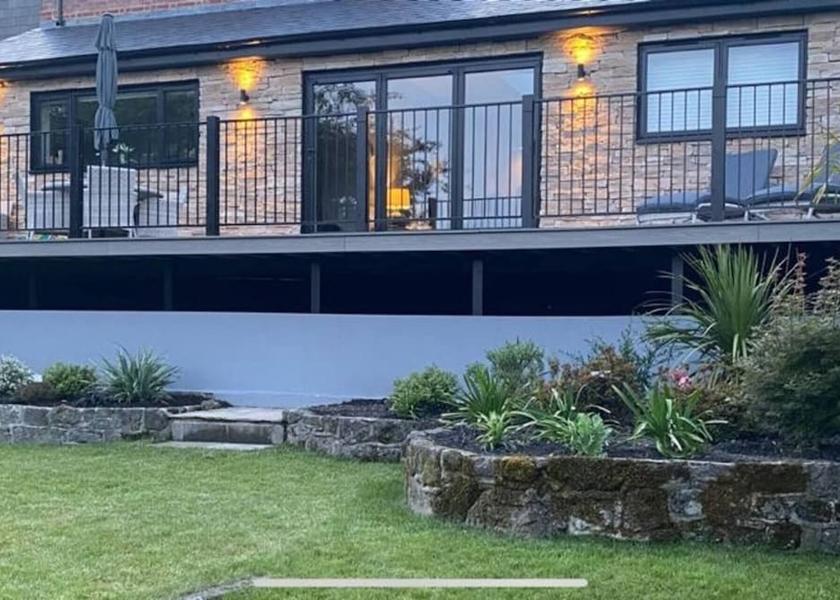 England Shaftesbury Exterior Detail