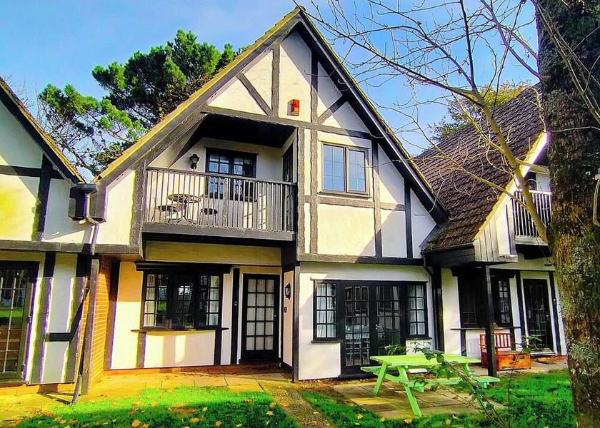 England Hayle Exterior Detail