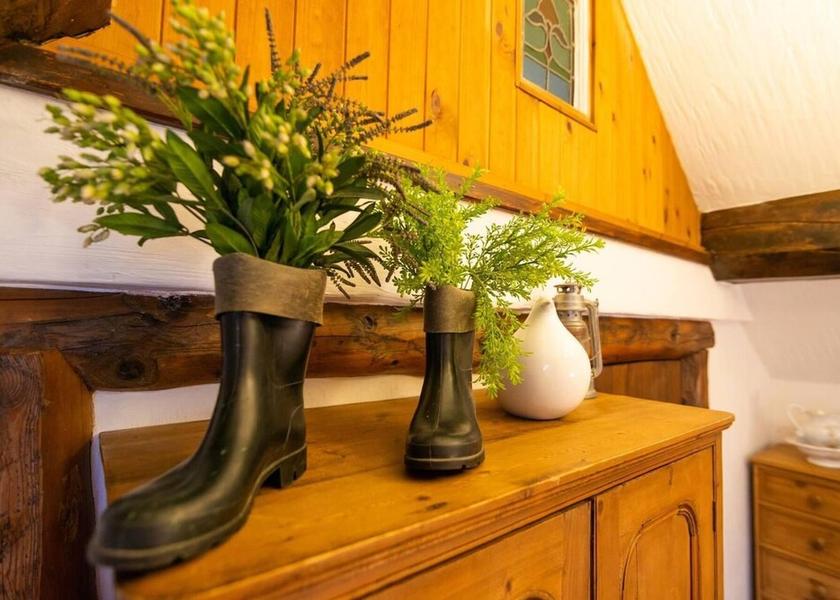 England leek Interior Entrance