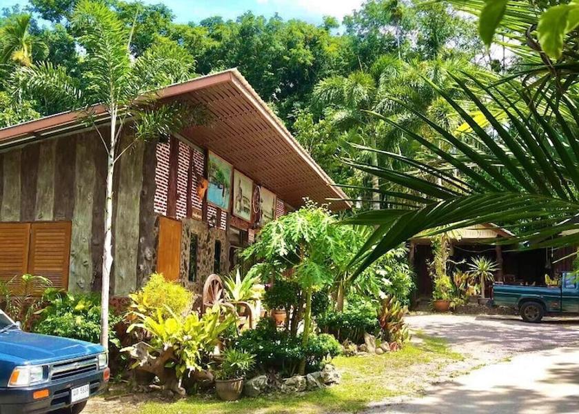 Surat Thani Ban Ta Khun Facade