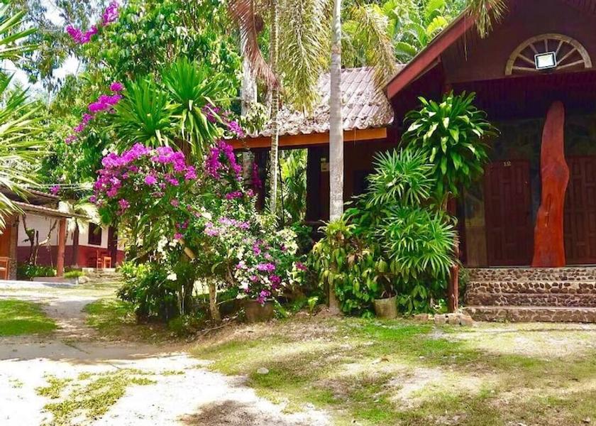 Surat Thani Ban Ta Khun Exterior Detail