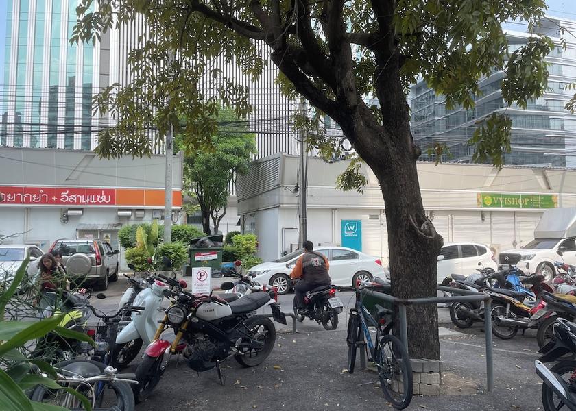 Bangkok Pak Kret Facade