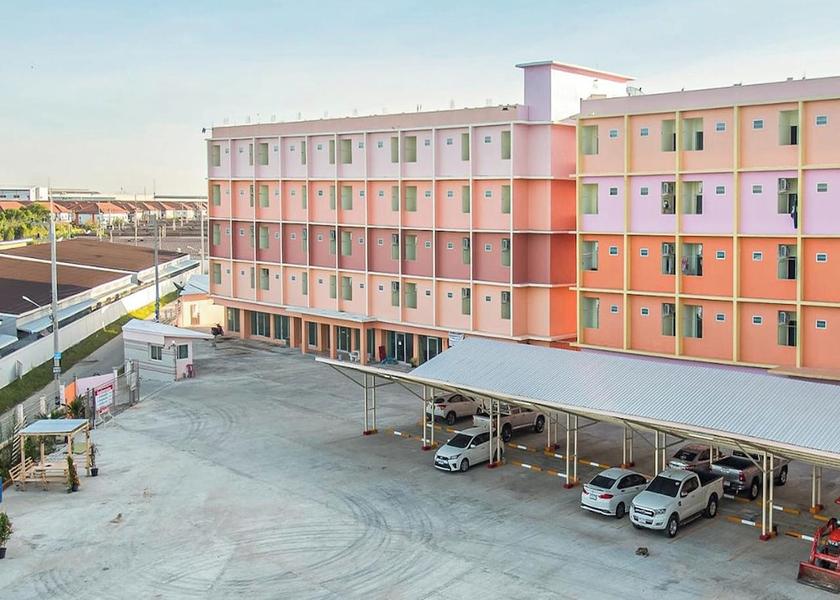 Chonburi Phan Thong Primary image