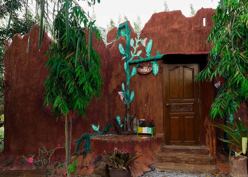 Ratchaburi Suan Phueng Exterior Detail