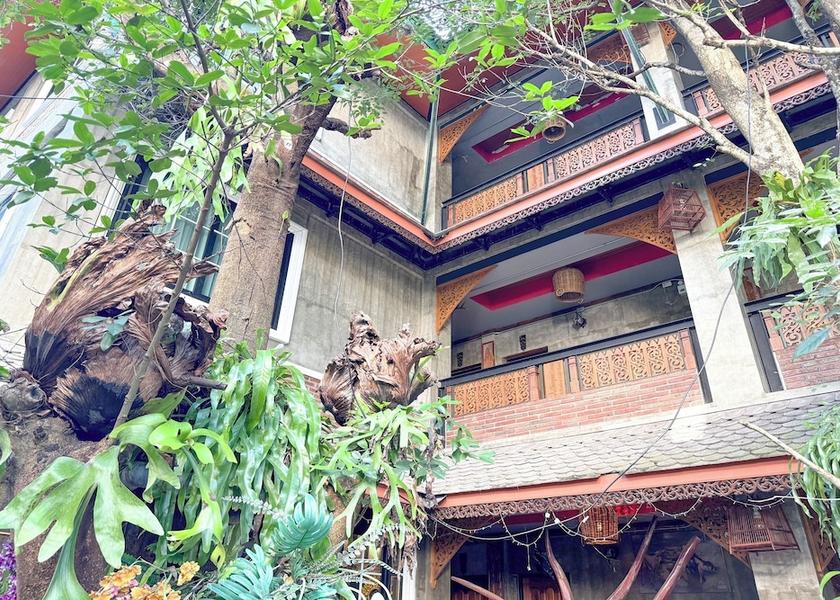 Chiang Mai Province San Kamphaeng Exterior Detail