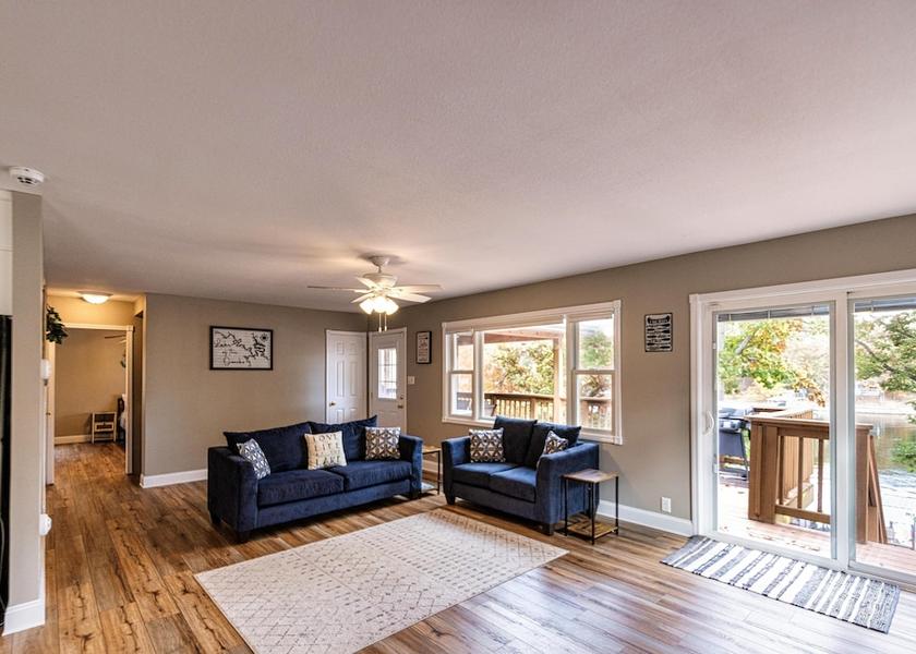 Missouri Sunrise Beach Living Area