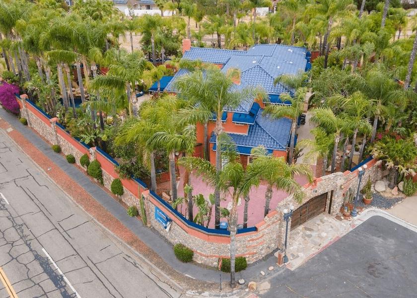California Woodland Hills Property Grounds