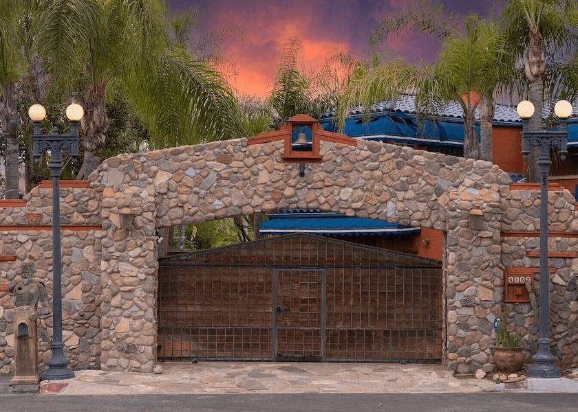 California Woodland Hills Amenity