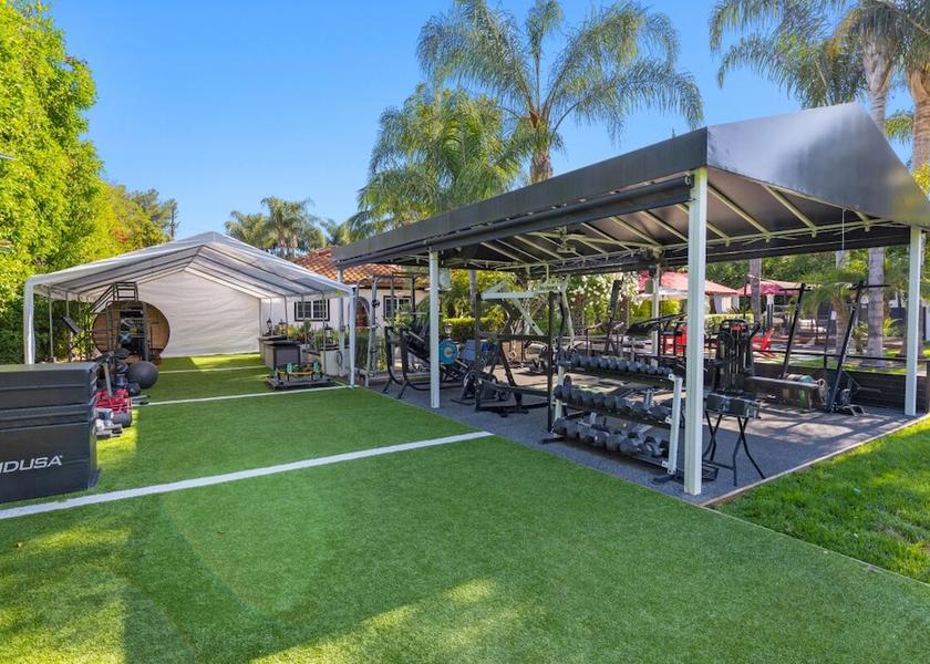 California Woodland Hills Room