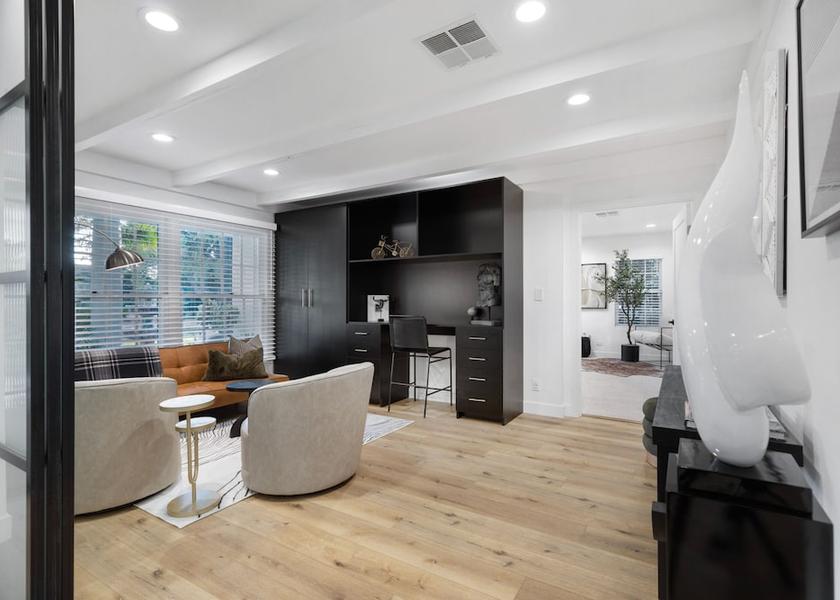 California Woodland Hills Room
