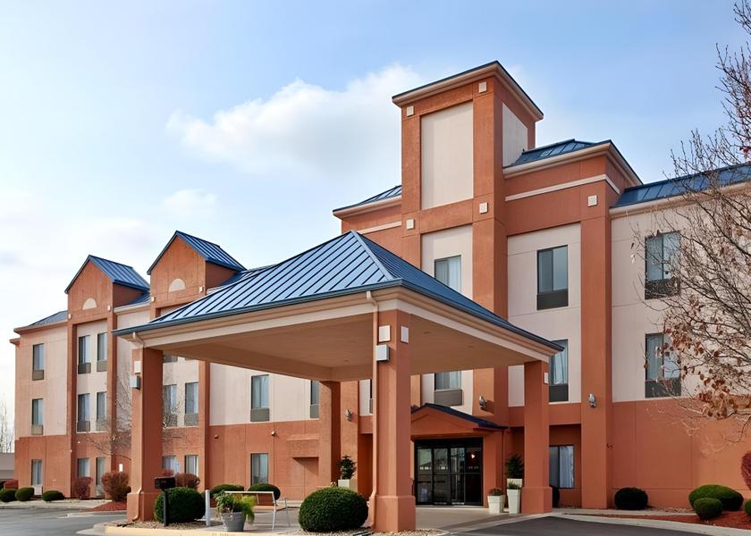 Kansas Lansing Hotel Exterior