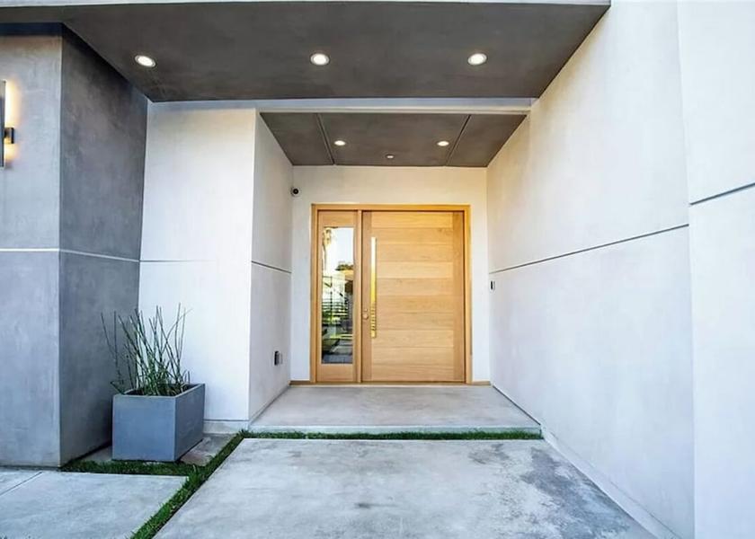 California Van Nuys Exterior Detail
