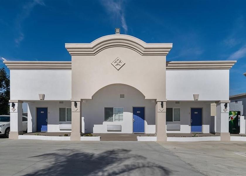 California Lomita Exterior Detail