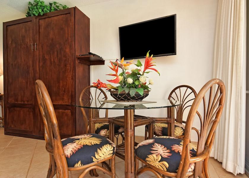 Hawaii Lahaina Dining Area