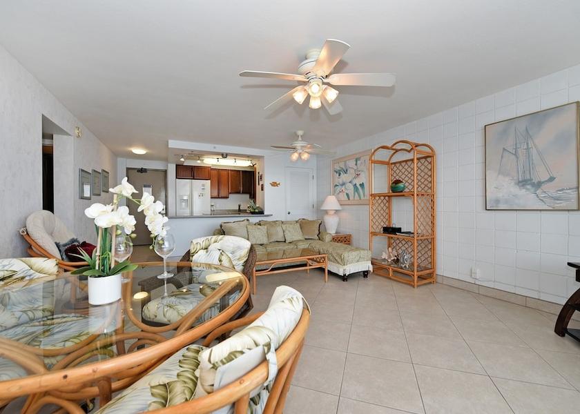 Hawaii Lahaina Dining Area