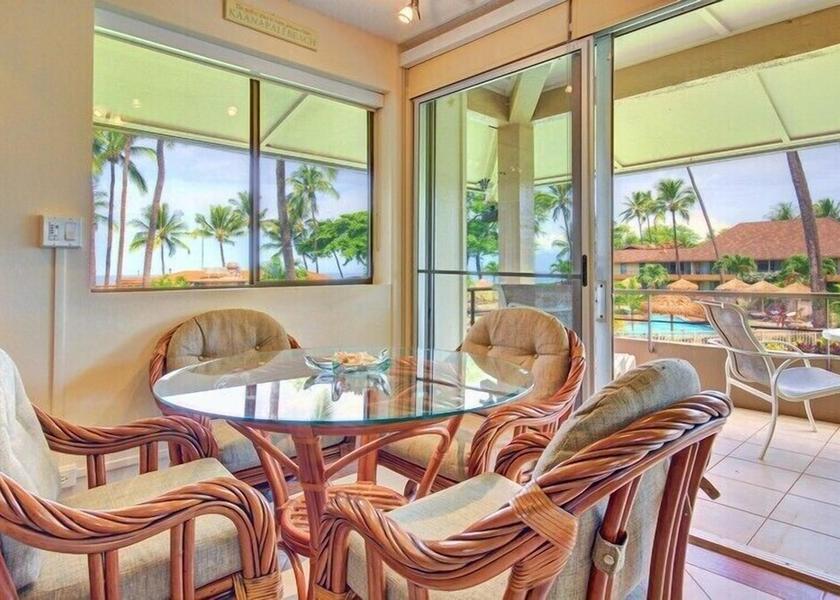 Hawaii Lahaina Dining Area