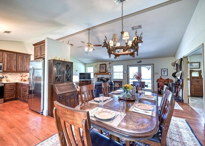 Texas Blanco Dining Area