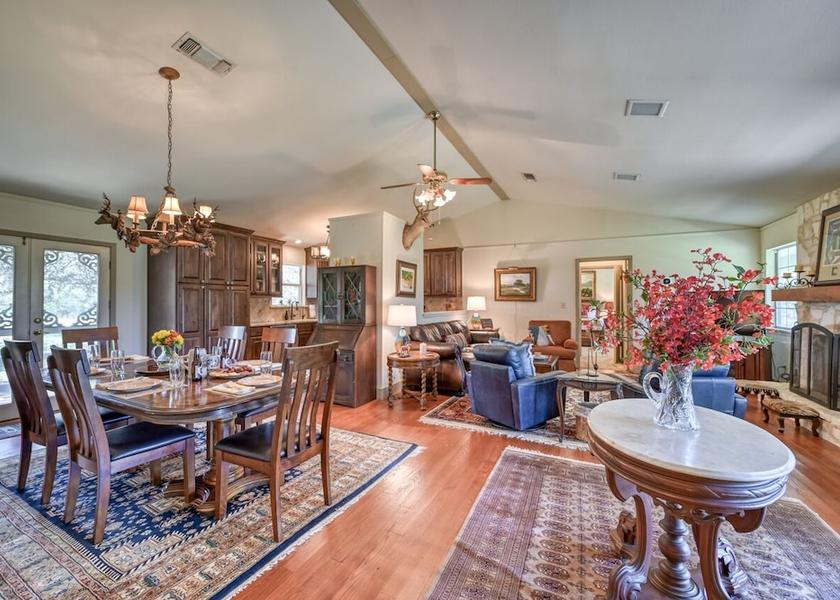 Texas Blanco Dining Area