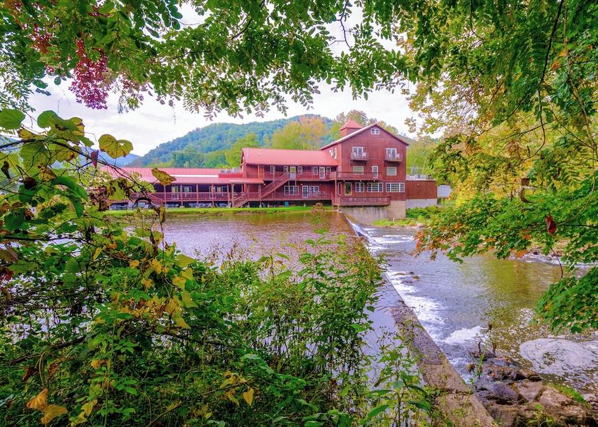 Virginia Damascus Exterior Detail