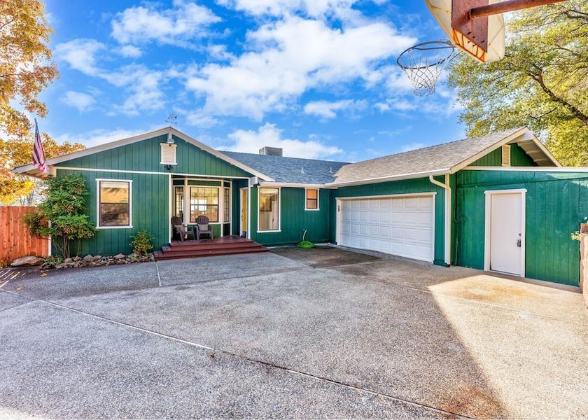 California Oakhurst Exterior Detail