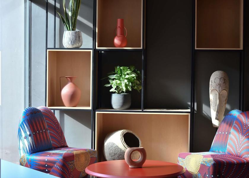  Abidjan Exterior Detail