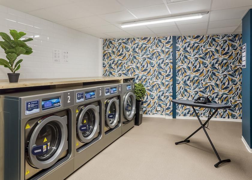 Île-de-France Roissy-en-France Laundry room