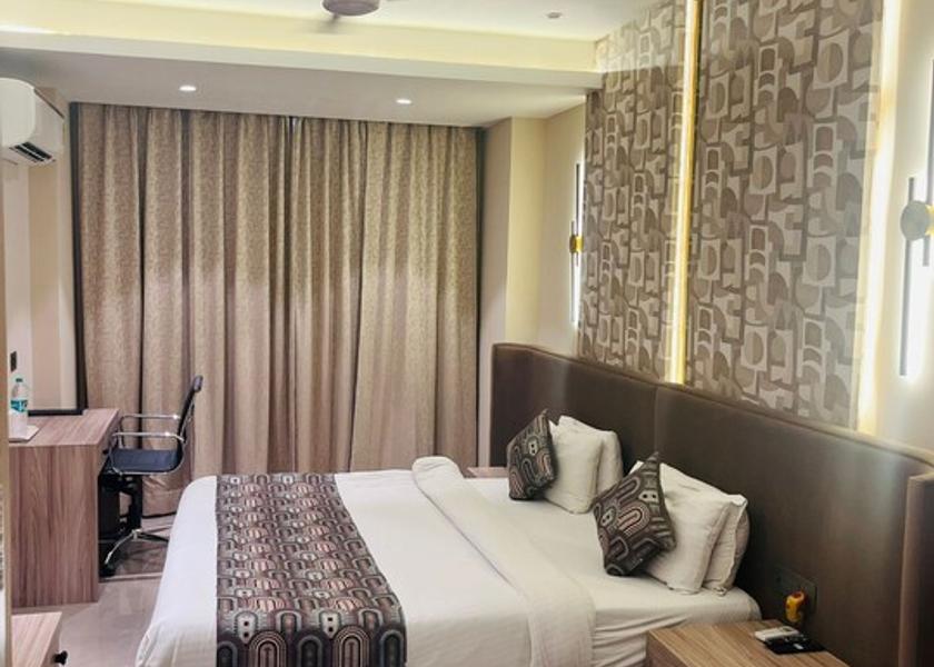 Uttar Pradesh Bareilly Executive Room with Living Area and Work Desk