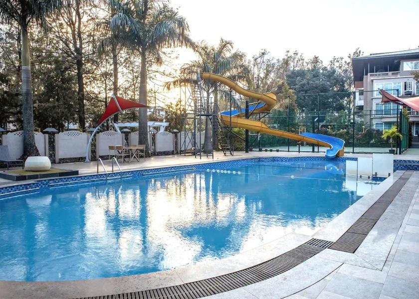 Swimming pool [outdoor]