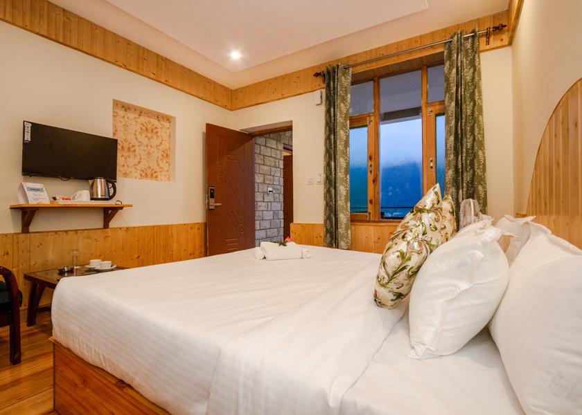 Himachal Pradesh Manali Deluxe Room with an Open Mountain View and common Balcony