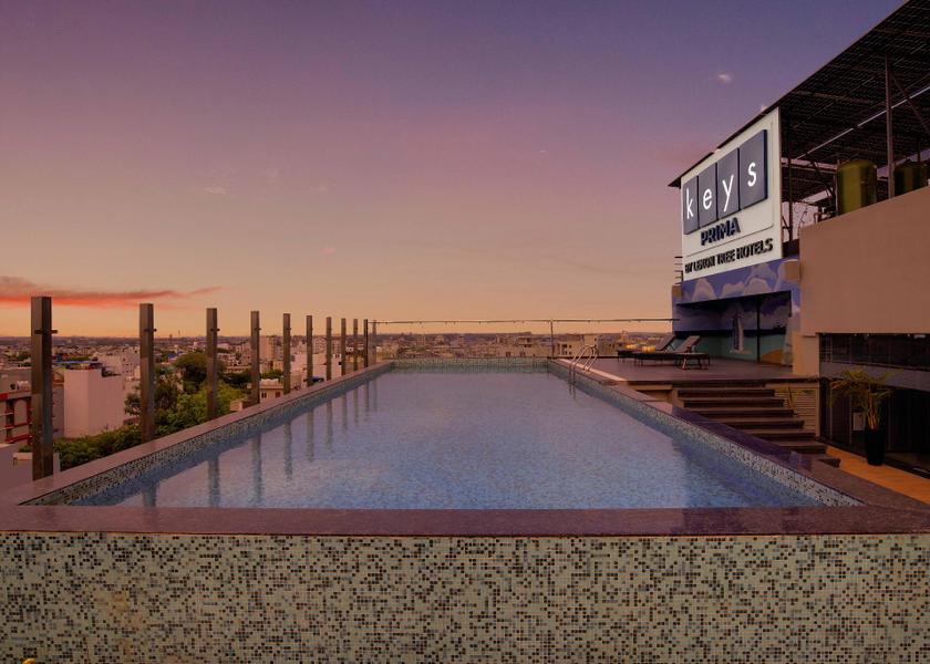 Swimming pool [outdoor]