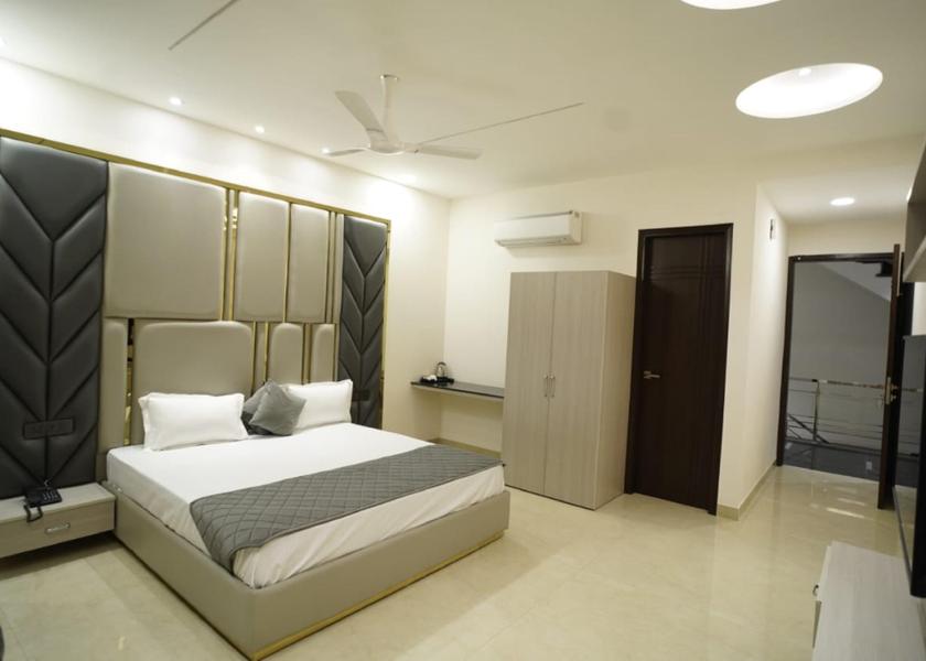 Punjab Ludhiana Super Deluxe Air Conditioining Room