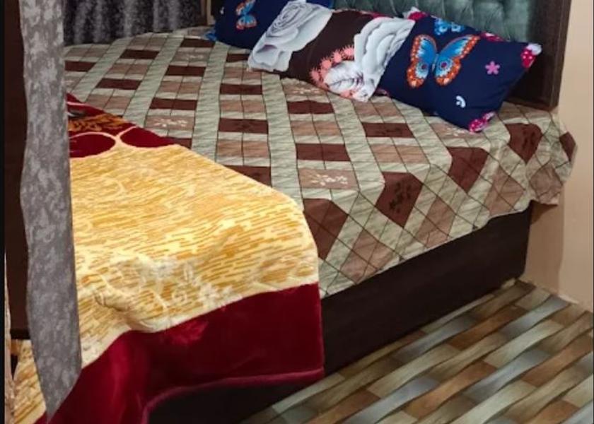 Uttar Pradesh Mathura Quadruple Family Room with Air Conditioning
