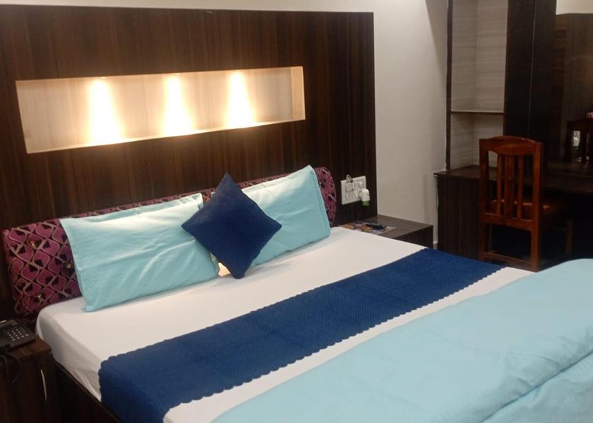 Uttar Pradesh Varanasi De Luxe Family