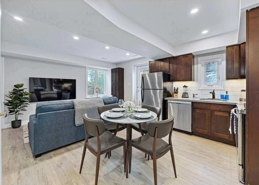 Ontario Toronto In-Room Dining