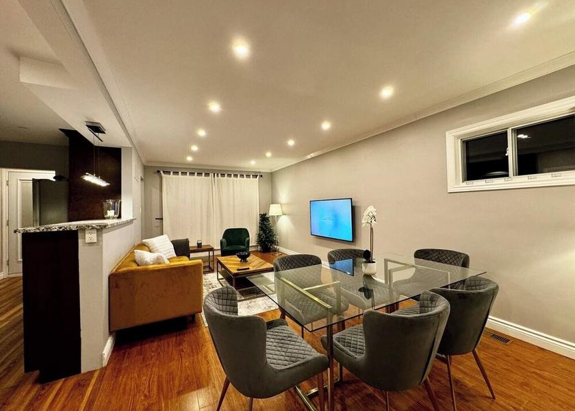 Ontario Toronto In-Room Dining