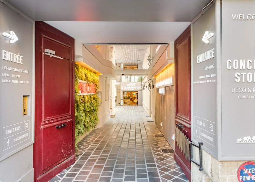 Ile-de-France Paris Exterior Detail