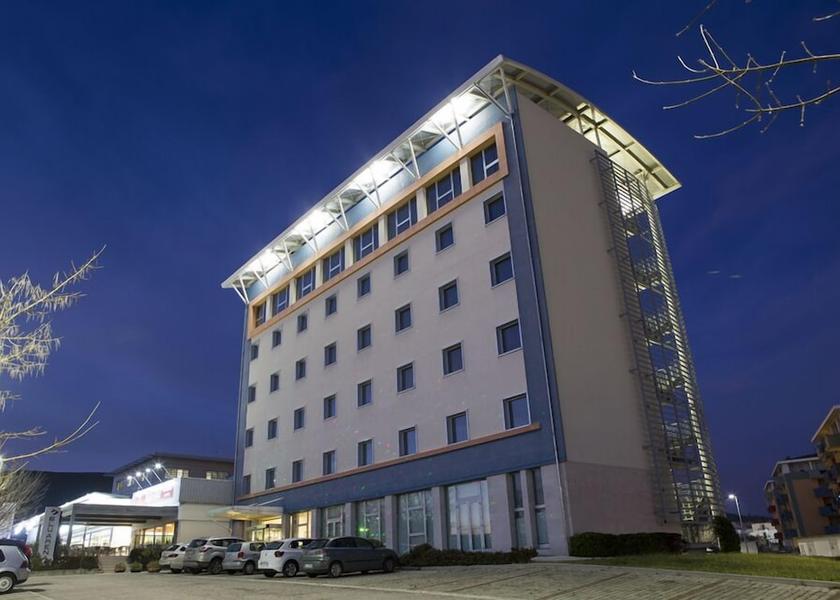 Marche Vallefoglia Front of property - evening/night
