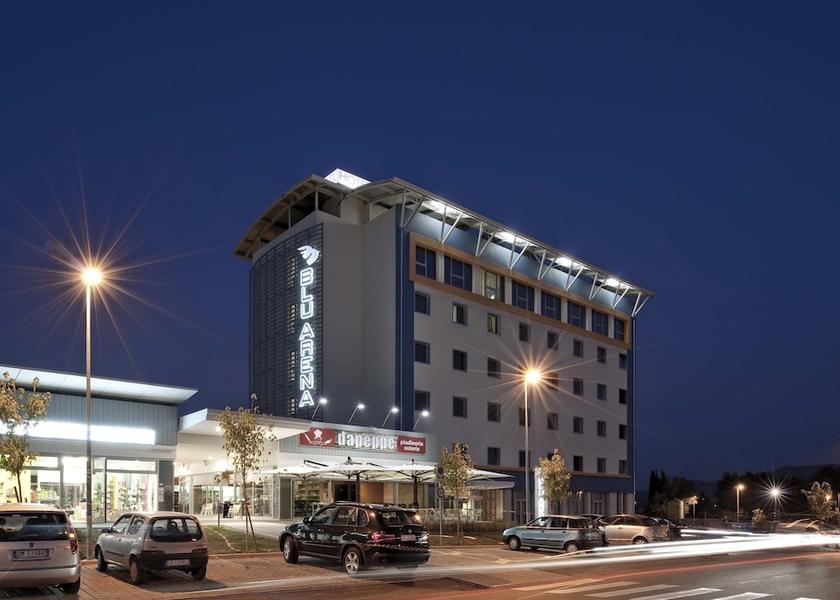 Marche Vallefoglia Front of property - evening/night