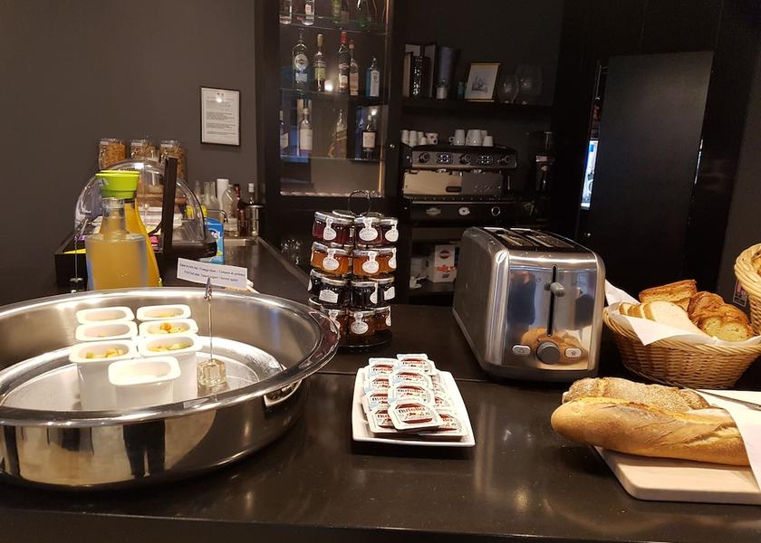 Hauts-de-France Senlis Breakfast meal