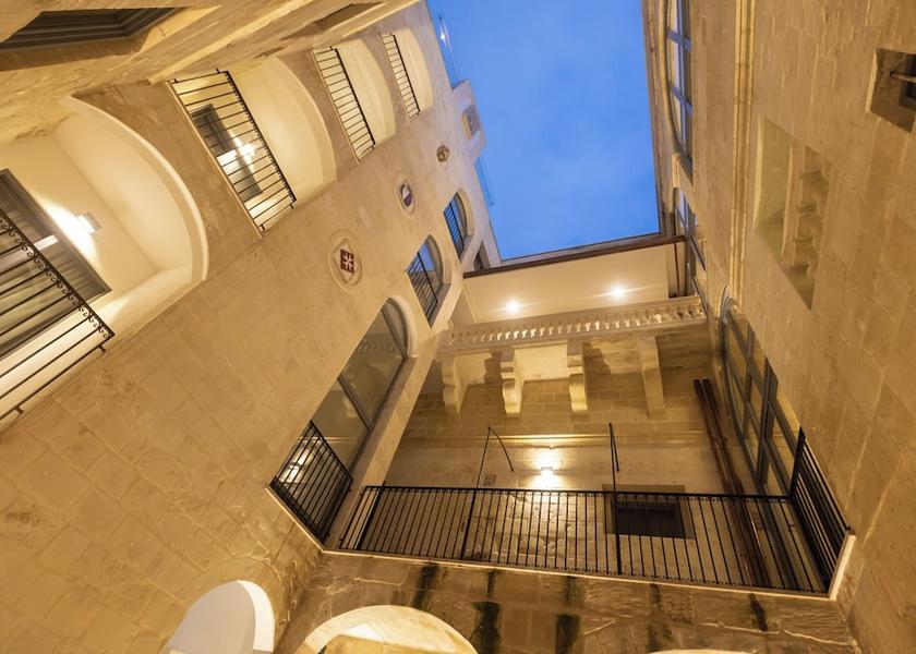  Birgu Courtyard