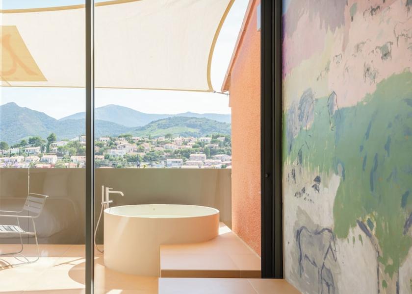 Deep Soaking Bathtub