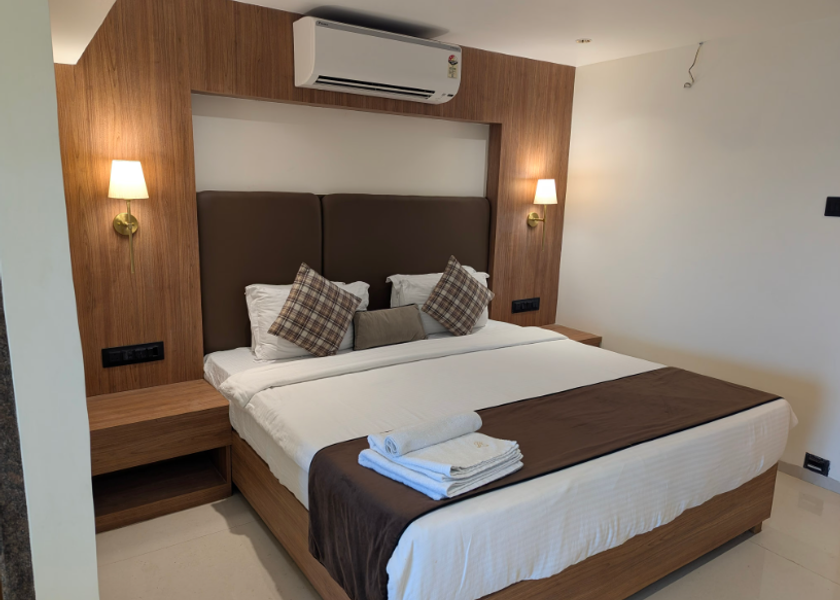 Maharashtra Mahabaleshwar Premium Room with Stairs and Mountain View