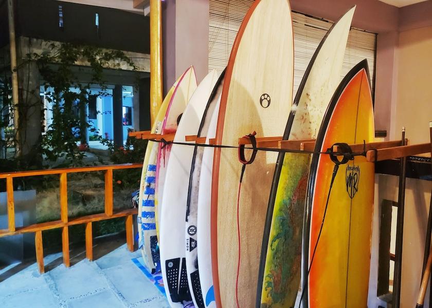  Nias Exterior Detail