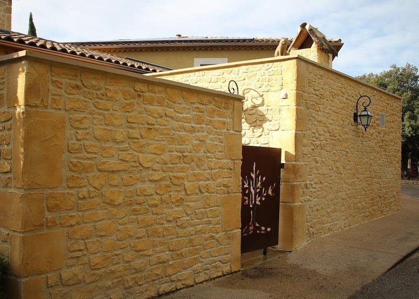 Auvergne-Rhône-Alpes Grignan Front of property