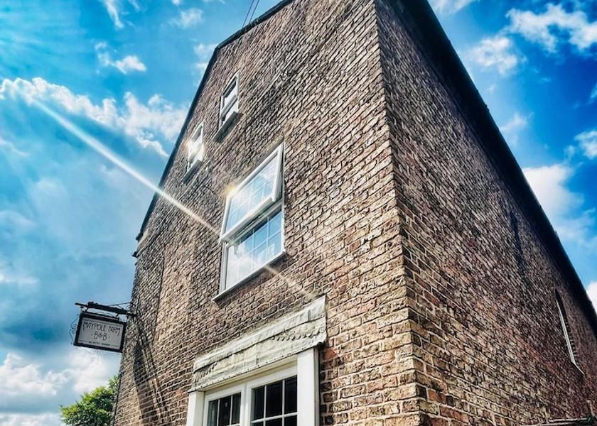 England Selby Exterior Detail