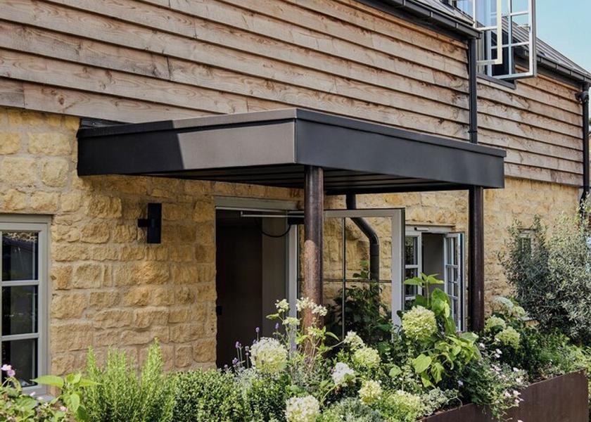 England Broadway Courtyard