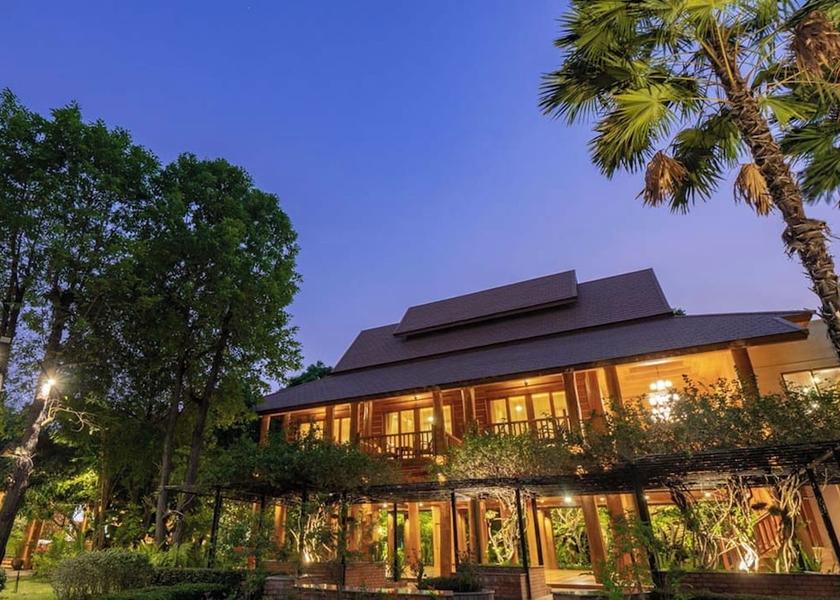 Tak Tak Exterior Detail