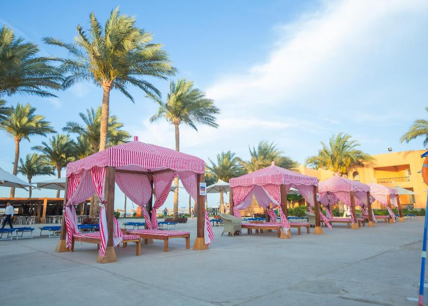 swimming pool [outdoor]