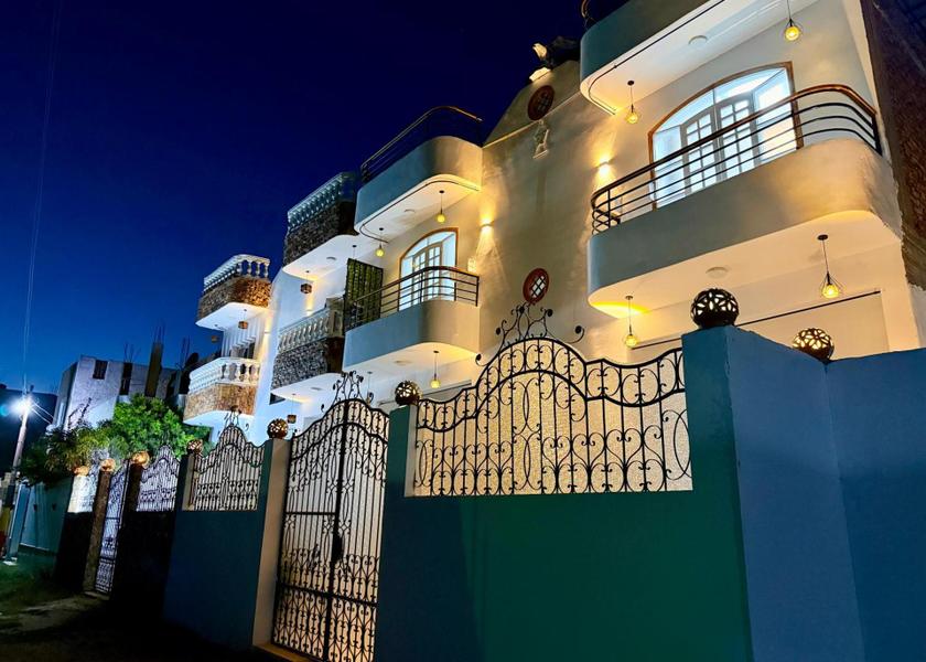  Luxor balcony/terrace